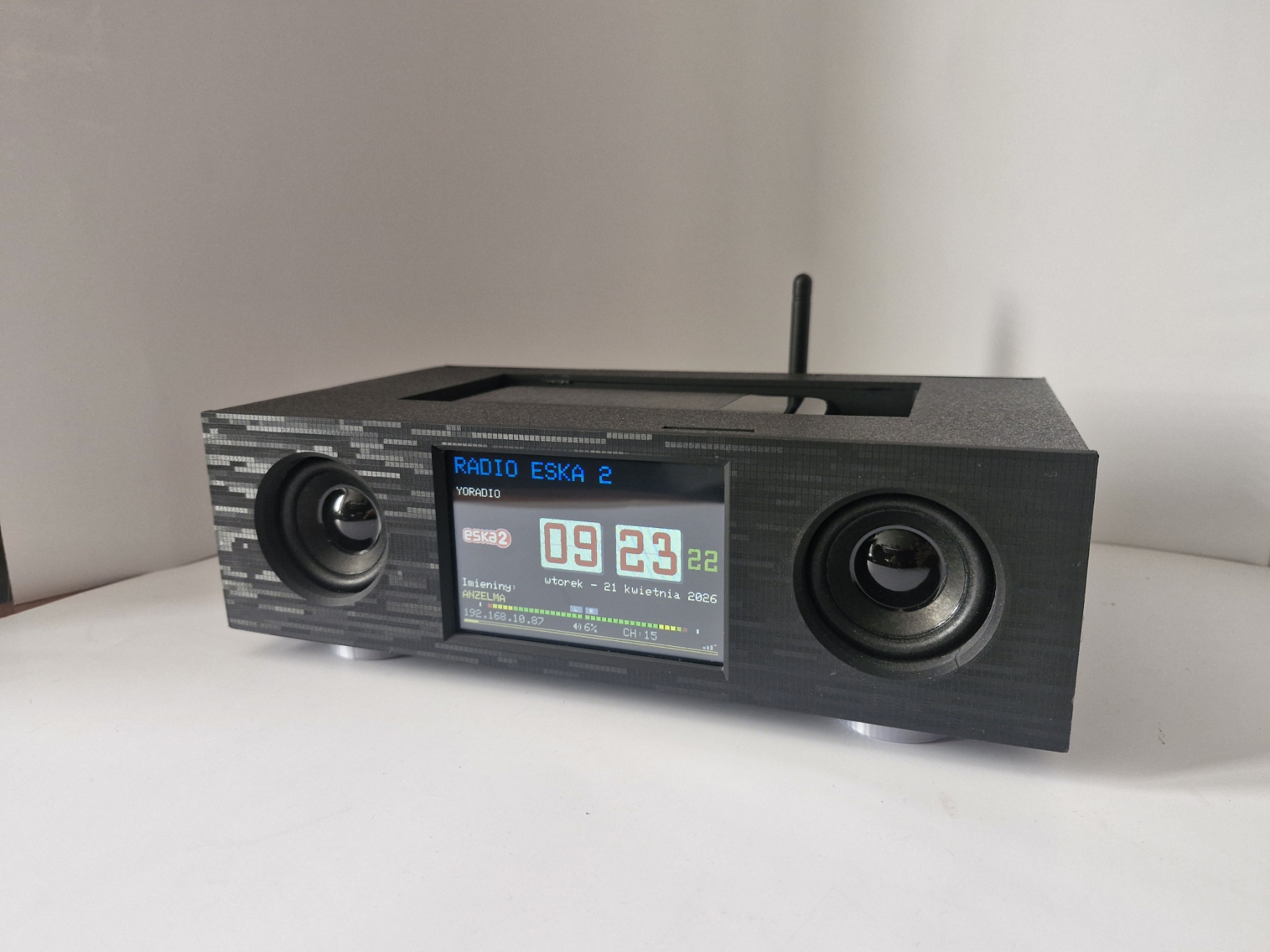 YoRadio z wbudowanymi głośnikami